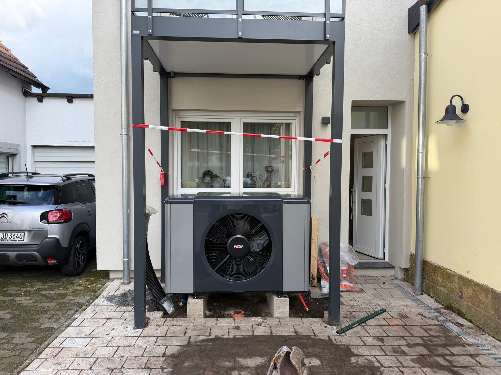Wärmepumpe am Wohnhaus
