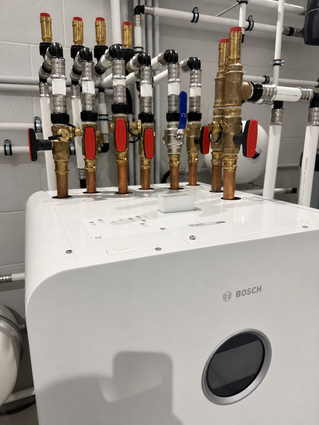 Sauber aufgebaute Hydraulik einer Wärmepumpenanlage