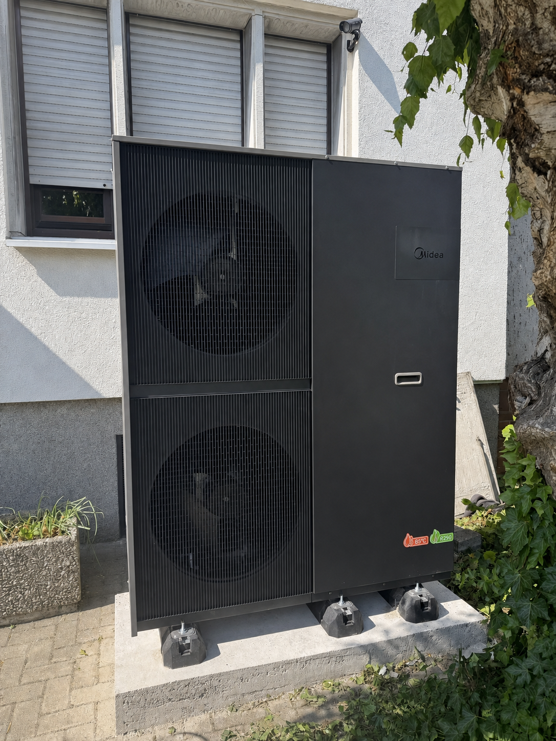 Luft-Wärmepumpe am Wohnhaus