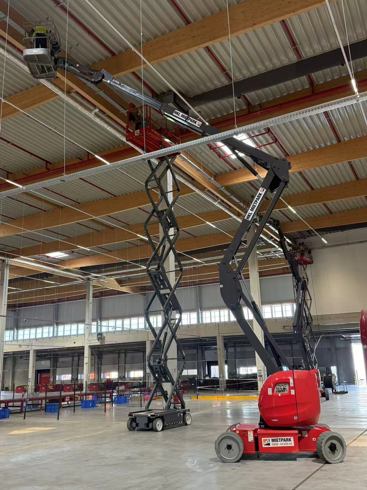 Elektroinstallation in einer großen Industriehalle