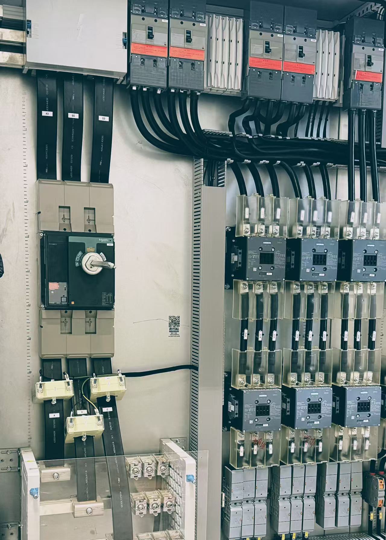 Professionell aufgebaute Industrie-Hauptverteilung