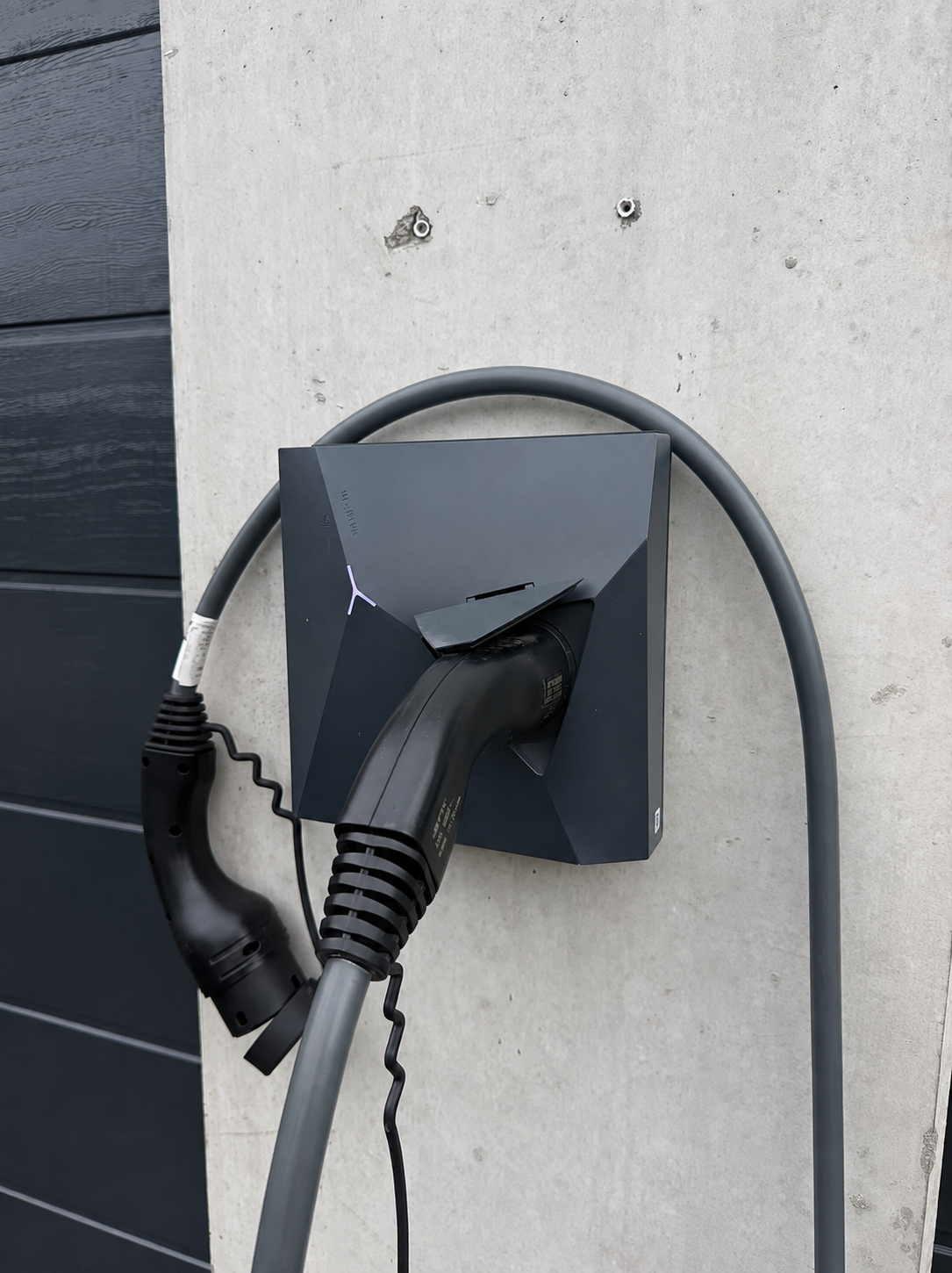 Installierte Wallbox mit angeschlossenem Ladekabel